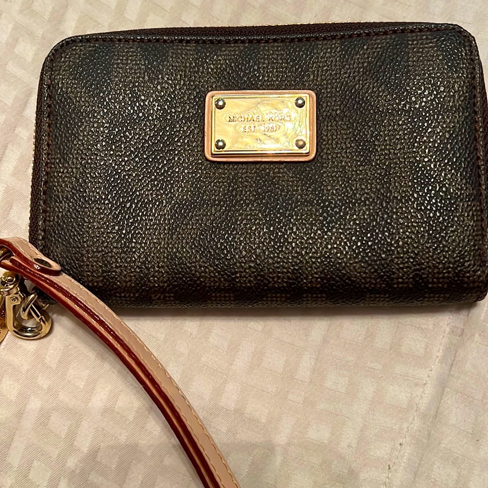 Micheal Kors wristlet